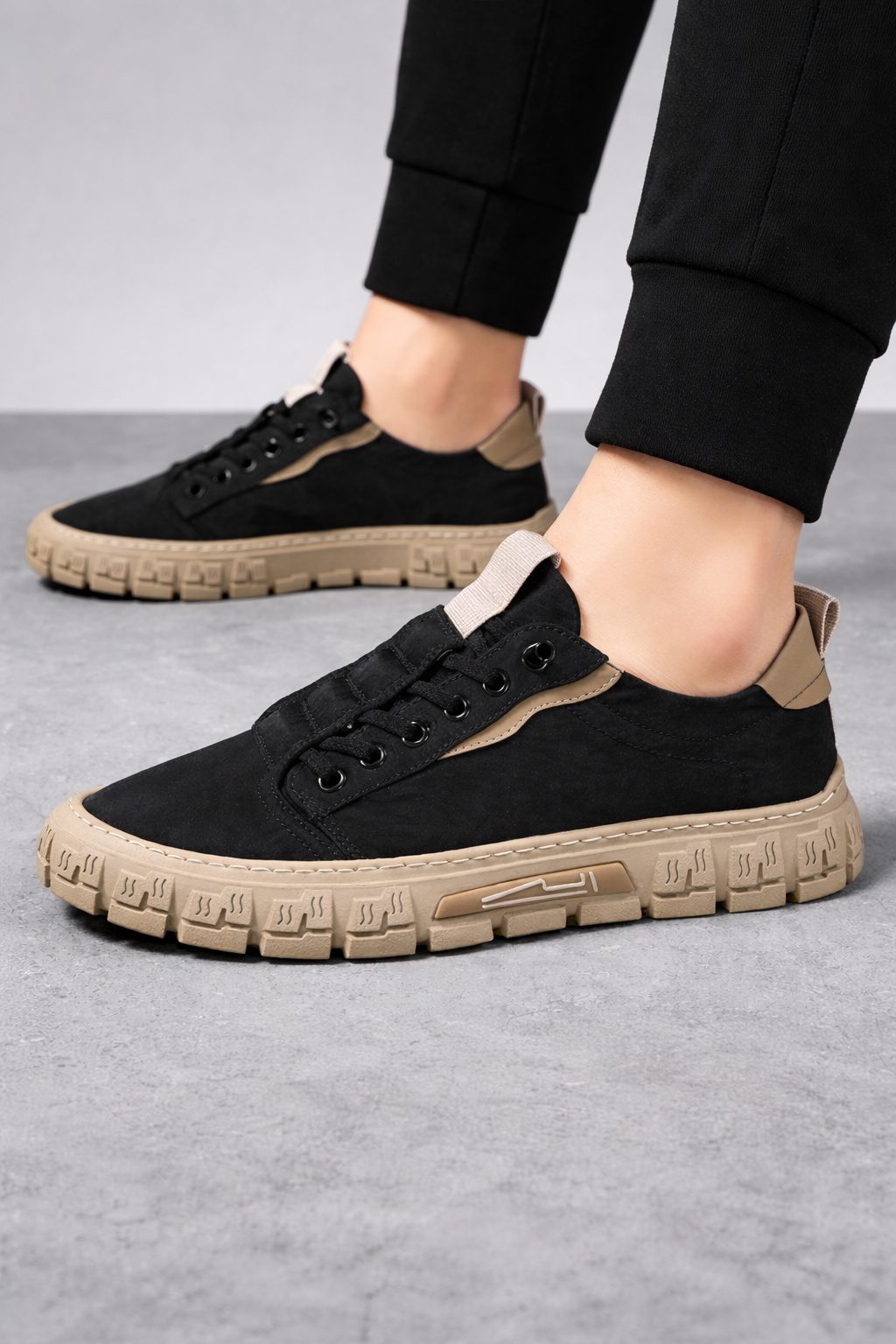 Canvas Lace-Up Casual Sneakers